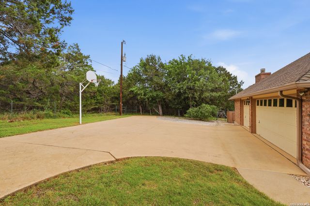 10445 Montanio Dr, New Braunfels, TX 78132