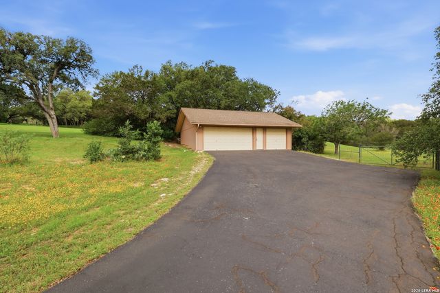10445 Montanio Dr, New Braunfels, TX 78132