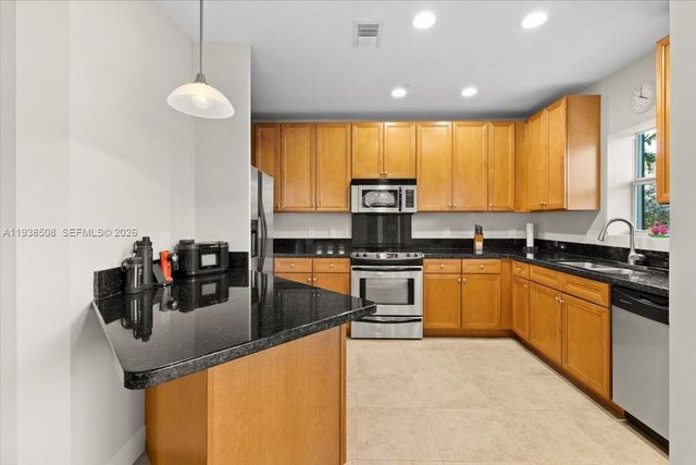 630 SE 15th St 3, Fort Lauderdale, FL 33316