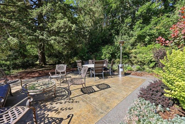 9227 N Mountain View Ln, Spokane, WA 99218