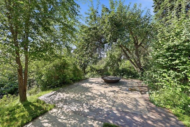 9227 N Mountain View Ln, Spokane, WA 99218