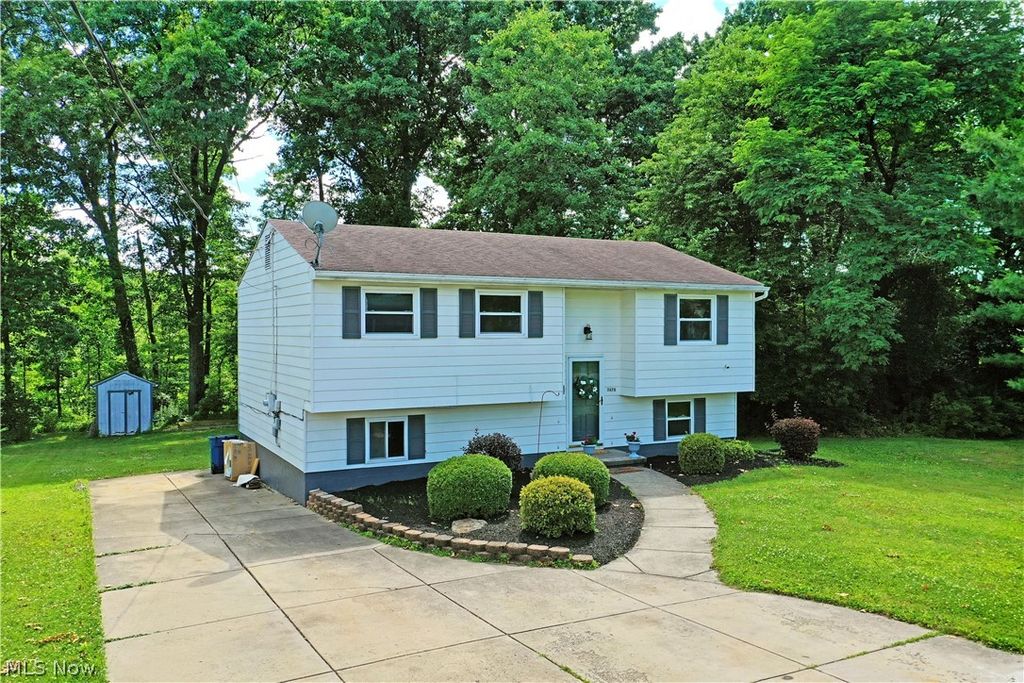 3678 Oakview Drive, Girard, OH 44420