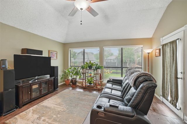 911 Crest Meadow Lane, Mesquite, TX 75181