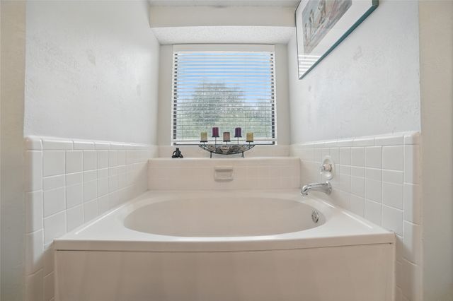 911 Crest Meadow Lane, Mesquite, TX 75181