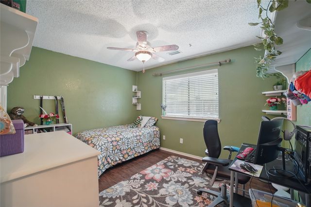 911 Crest Meadow Lane, Mesquite, TX 75181