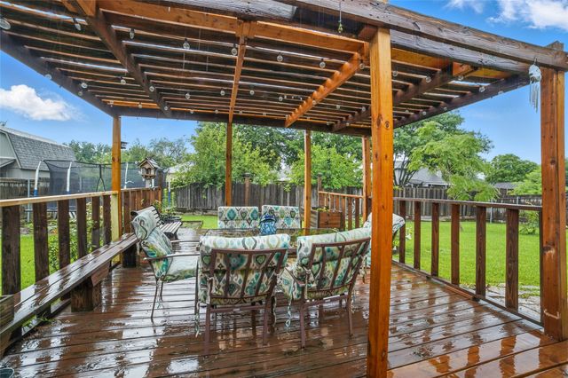 911 Crest Meadow Lane, Mesquite, TX 75181