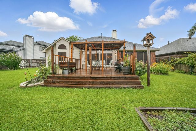 911 Crest Meadow Lane, Mesquite, TX 75181