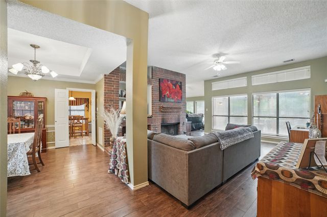 911 Crest Meadow Lane, Mesquite, TX 75181