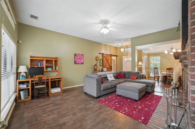 911 Crest Meadow Lane, Mesquite, TX 75181