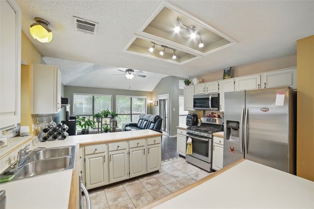 911 Crest Meadow Lane, Mesquite, TX 75181