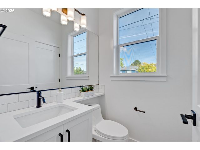 6491 Se Ramona St A, Portland, OR 97206