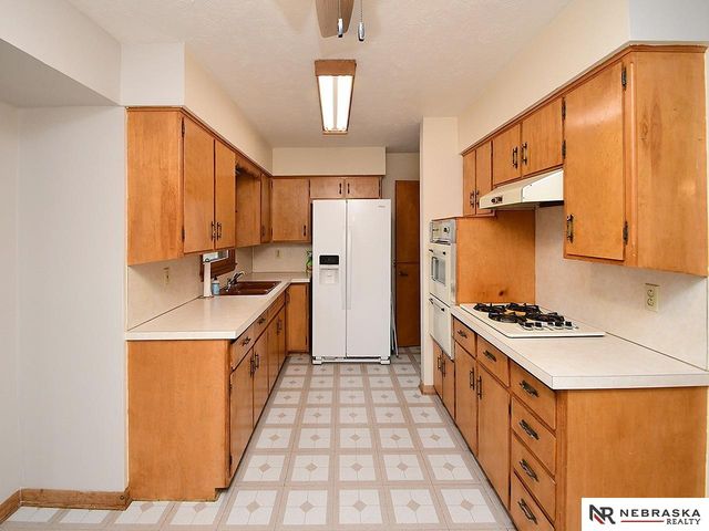 5320 S 52nd Street, Omaha, NE 68117