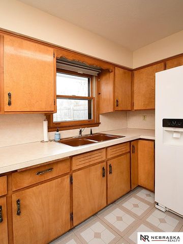 5320 S 52nd Street, Omaha, NE 68117