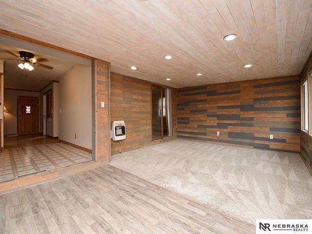 5320 S 52nd Street, Omaha, NE 68117