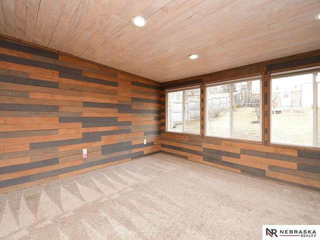 5320 S 52nd Street, Omaha, NE 68117