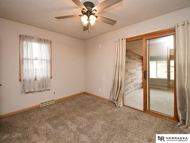 5320 S 52nd Street, Omaha, NE 68117