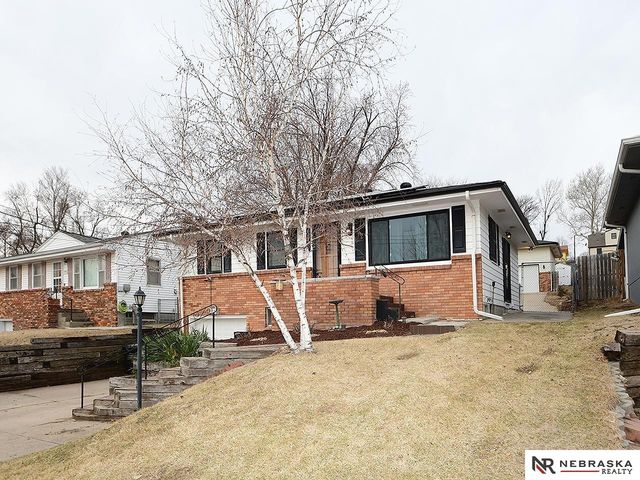 5320 S 52nd Street, Omaha, NE 68117