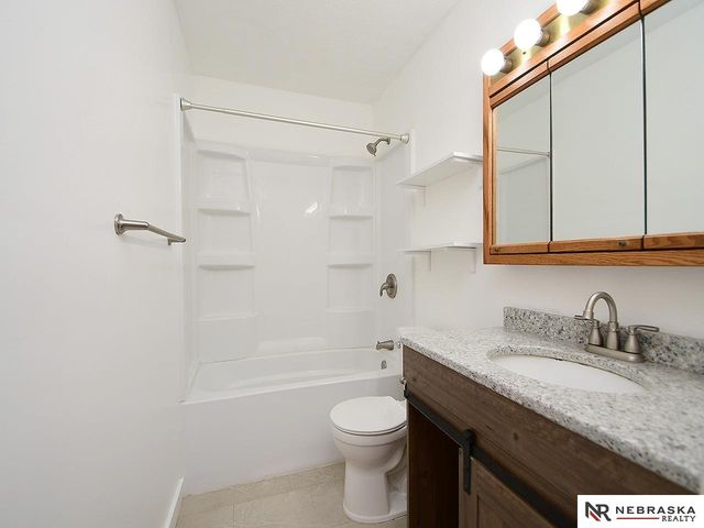 5320 S 52nd Street, Omaha, NE 68117