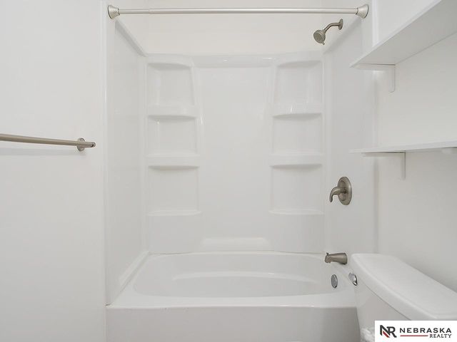 5320 S 52nd Street, Omaha, NE 68117