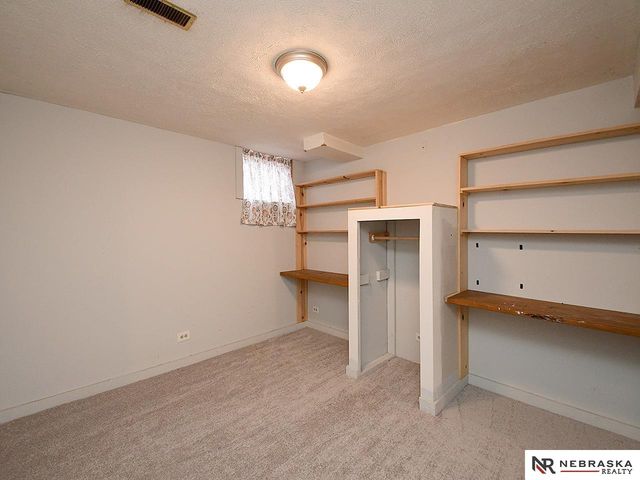 5320 S 52nd Street, Omaha, NE 68117