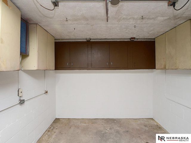 5320 S 52nd Street, Omaha, NE 68117