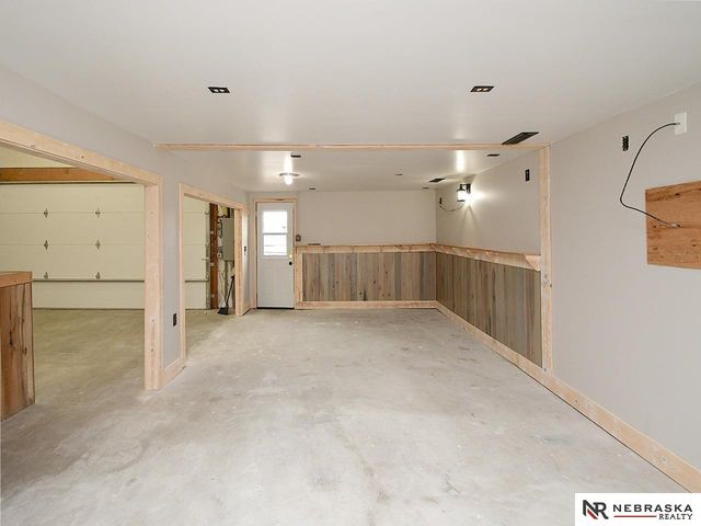 5320 S 52nd Street, Omaha, NE 68117