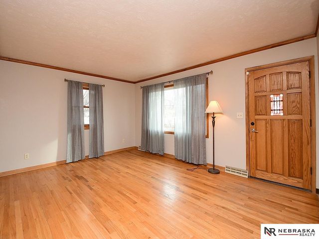 5320 S 52nd Street, Omaha, NE 68117