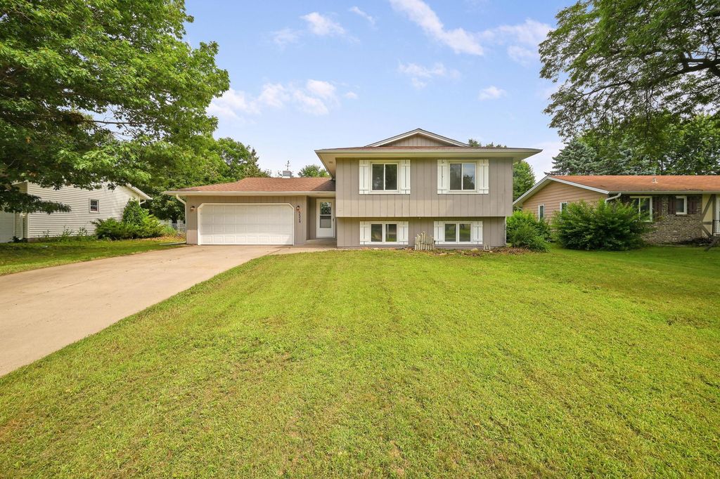 5524 84th Avenue N, Brooklyn Park, MN 55443