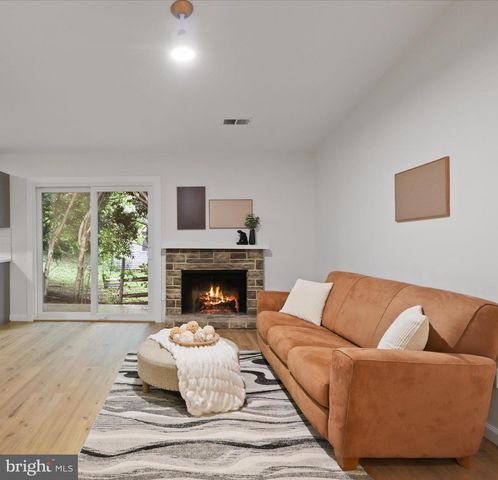 1544 HIDDENBROOK DR, Herndon, VA 20170