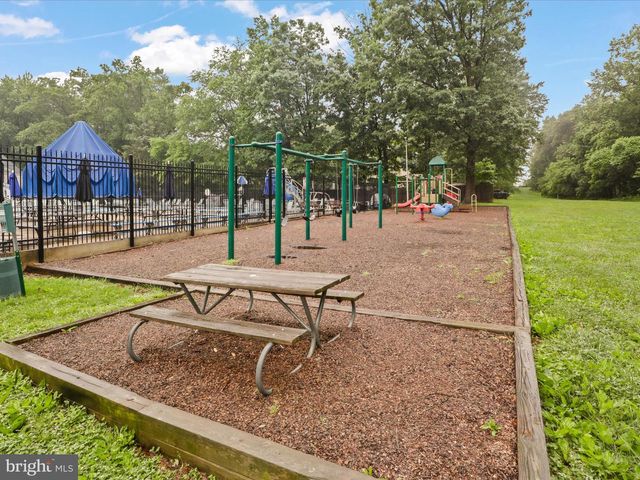 1544 HIDDENBROOK DR, Herndon, VA 20170