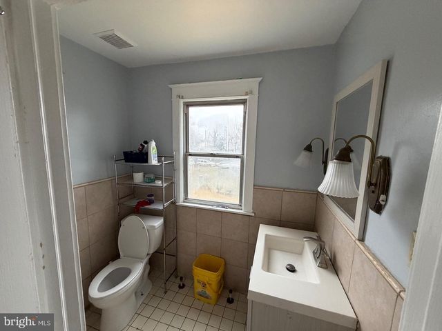 3 GOLF RD, Darby, PA 19023