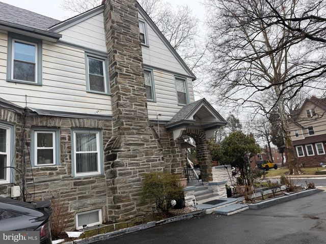 3 GOLF RD, Darby, PA 19023