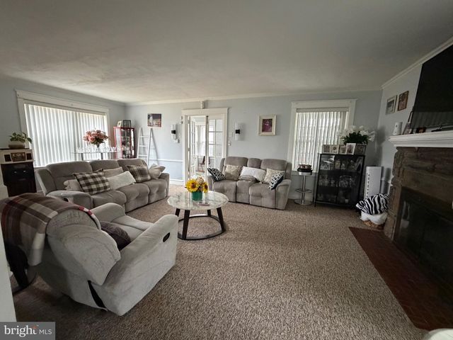 3 GOLF RD, Darby, PA 19023