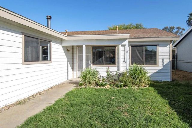 945 E Street, Ramona, CA 92065