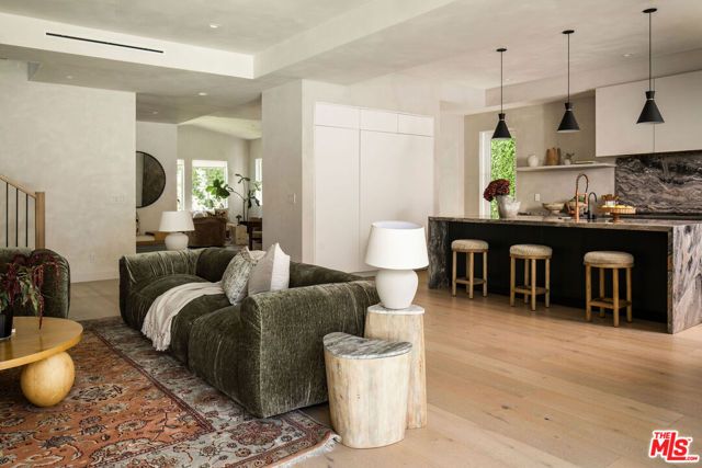 5651 Clinton Street, Los Angeles, CA 90004