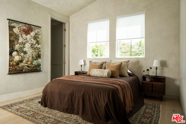 5651 Clinton Street, Los Angeles, CA 90004