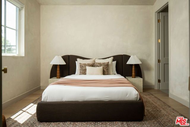 5651 Clinton Street, Los Angeles, CA 90004