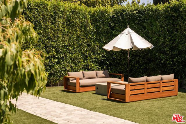 5651 Clinton Street, Los Angeles, CA 90004