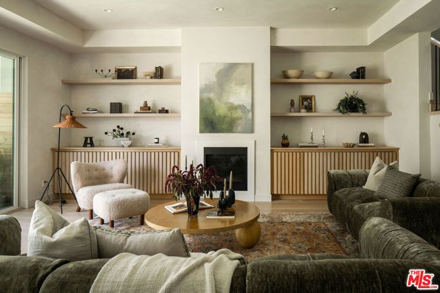 5651 Clinton Street, Los Angeles, CA 90004