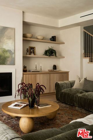 5651 Clinton Street, Los Angeles, CA 90004