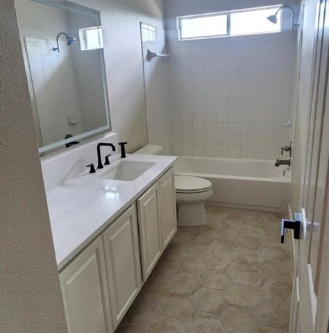 117 Waterloo DR, Kyle, TX 78640
