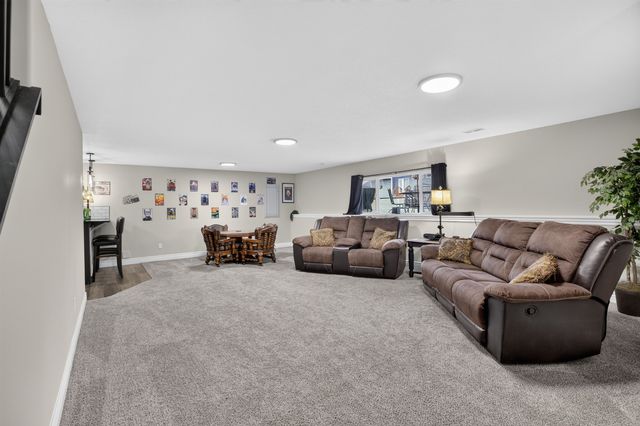 5334 N Pebblecreek St, Bel Aire, KS 67226