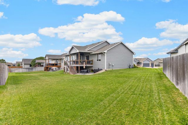 5334 N Pebblecreek St, Bel Aire, KS 67226