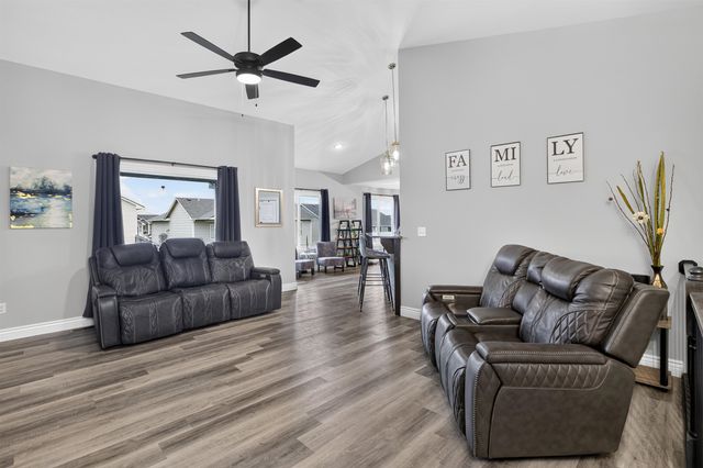 5334 N Pebblecreek St, Bel Aire, KS 67226