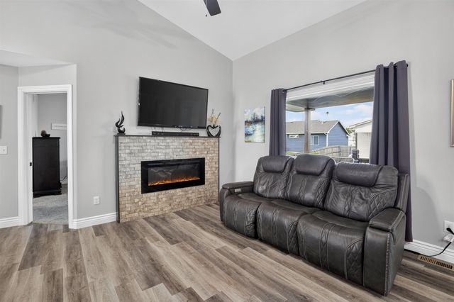 5334 N Pebblecreek St, Bel Aire, KS 67226