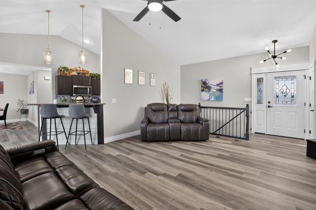 5334 N Pebblecreek St, Bel Aire, KS 67226