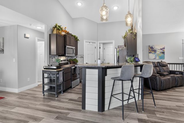 5334 N Pebblecreek St, Bel Aire, KS 67226