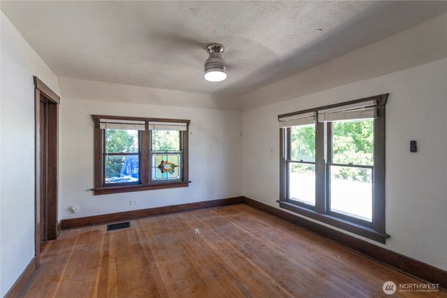 826 9th Street SW, Puyallup, WA 98371