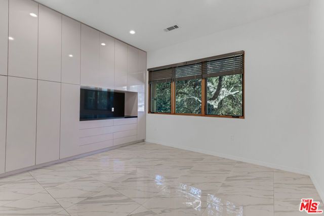 2566 E Chevy Chase Drive, Glendale, CA 91206