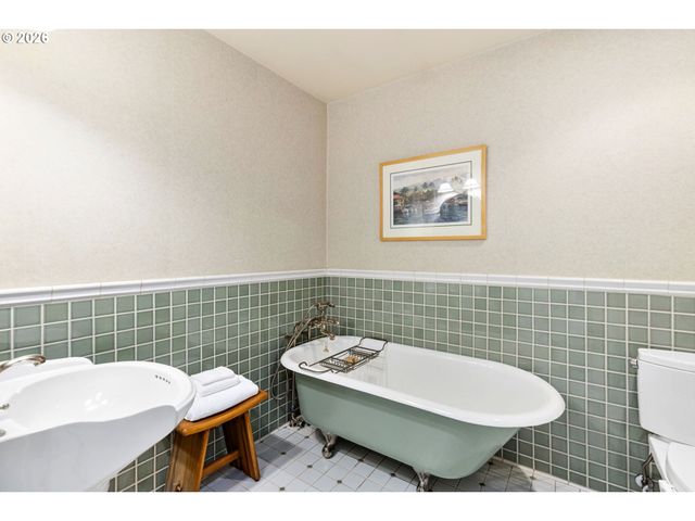 1658 FIRCREST Dr, Lake Oswego, OR 97034